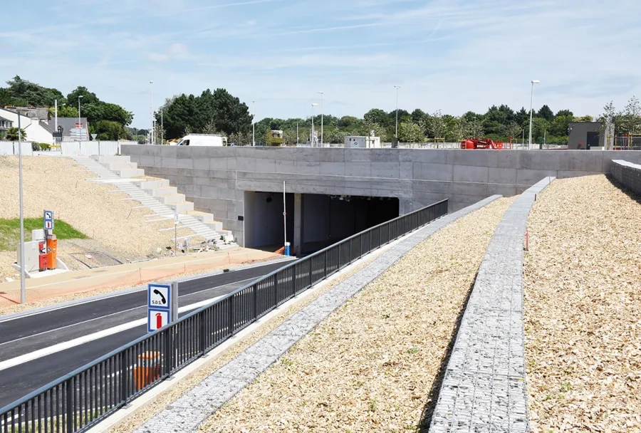 Les véhicules à moteur ont pu emprunter le tunnel dès le 24 juin. mais la livraison « o cielle » à la ville de vannes a eu lieu le 26 juillet, jour où la partie réservée aux « modes doux » a aussi été ouverte.