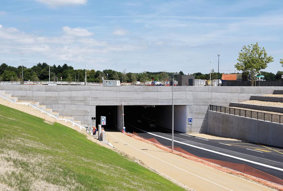 Sur un volume total de béton atteignant les 17 500 m3, celui mis en œuvre pour la structure des voiles et de la traverse supérieure présente une formulation complexe. À noter en façade, les reliefs en « décrochement » évoquant les vagues.