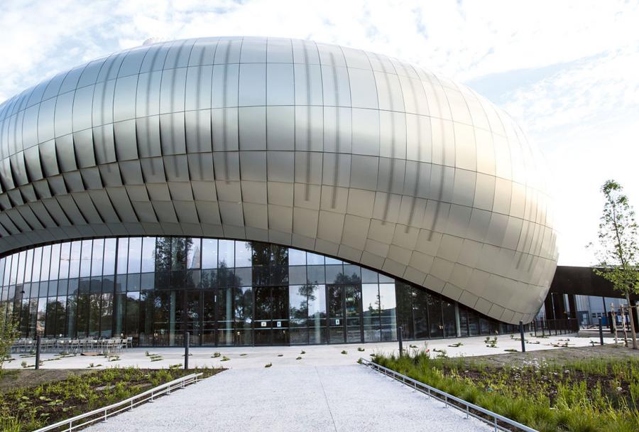 Autour de la Cité du Vin, le parvis et les cheminements ont été réalisés en béton décoratif : plus de 4 000 m2 au total.