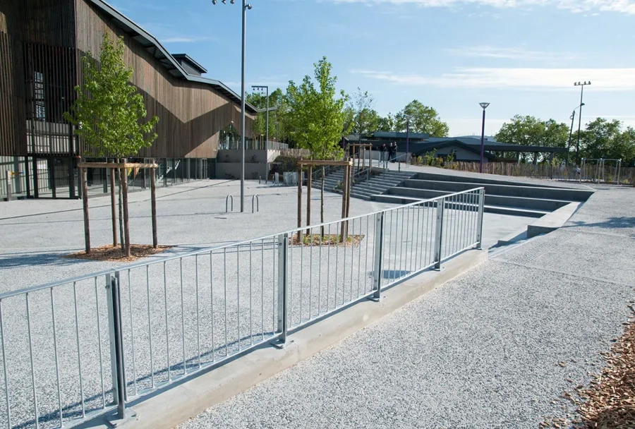  À l’extérieur, le béton désactivé valorise les parvis