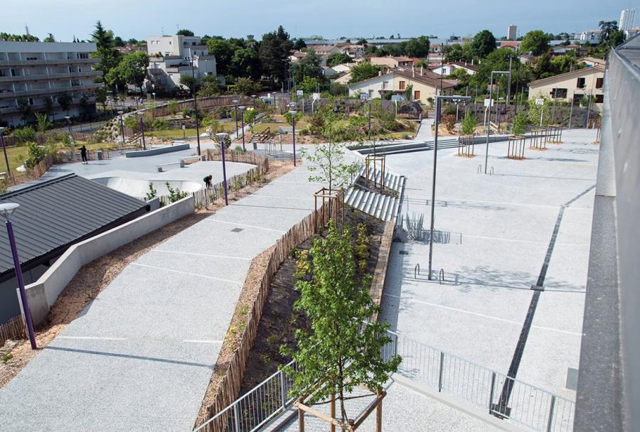 Vue depuis le pôle Brassens-Camus : une vaste « plaine de jeux » arborée s’ouvre sur le quartier Génicart, récemment réhabilité. 