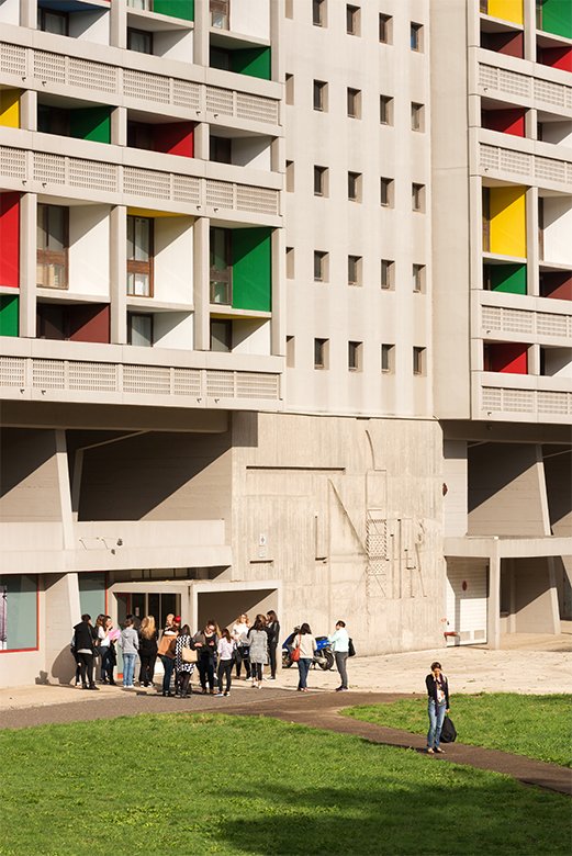 Au pied de la Cité radieuse de Le Corbusier, à Marseille.