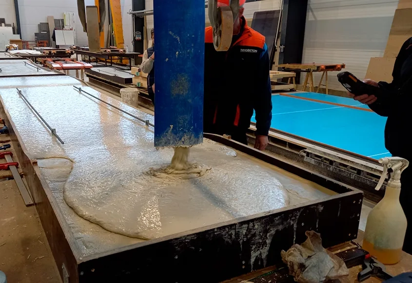 Préfabrication des dalles. Le BFUP est coulé dans des moules en polyuréthane. Préfabrication des dalles. Le BFUP est coulé dans des moules en polyuréthane.