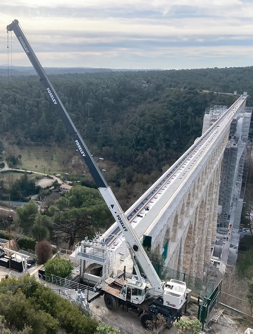 Approvisionnement des dalles sur le tablier supérieur.