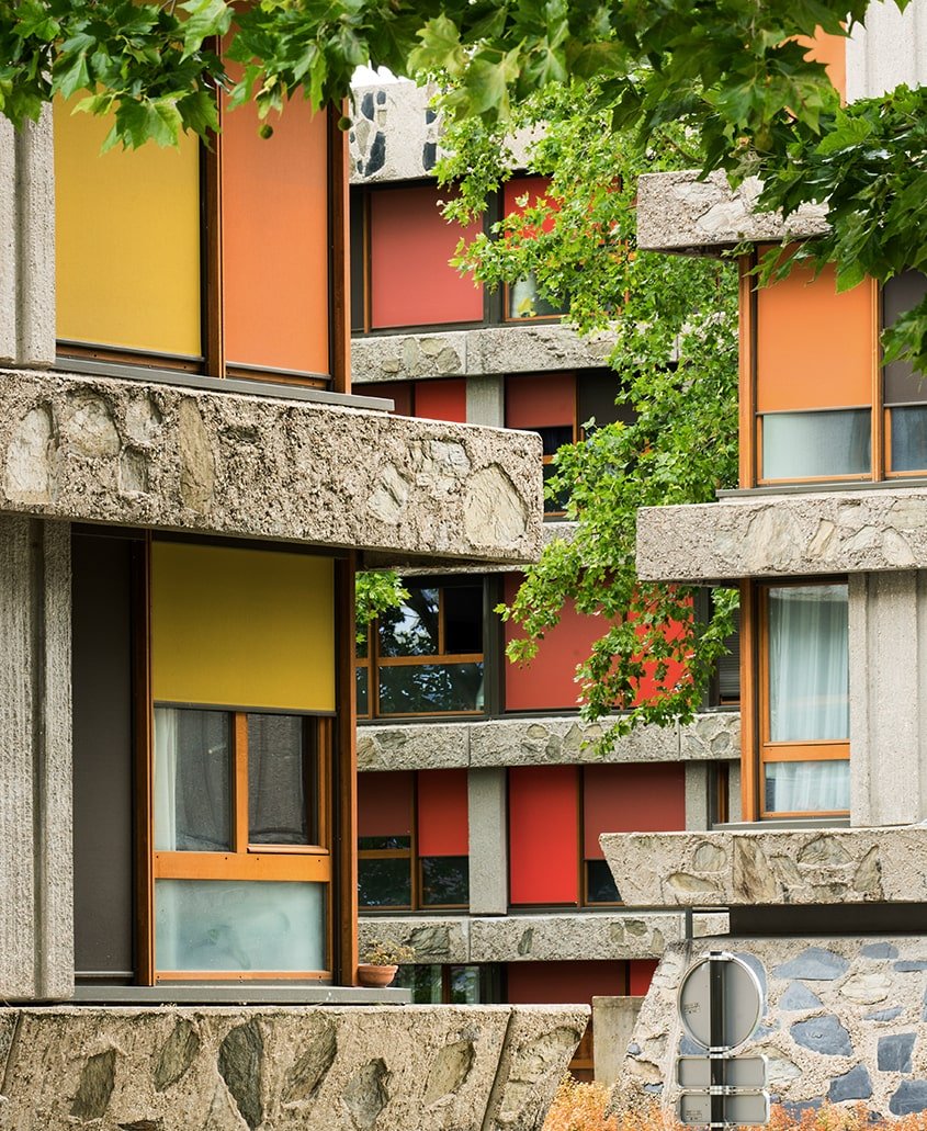 La couleur est également réintroduite par l’ajout de stores coulissants colorés rappelant les stores en toile qui équipaient les baies d’origine.