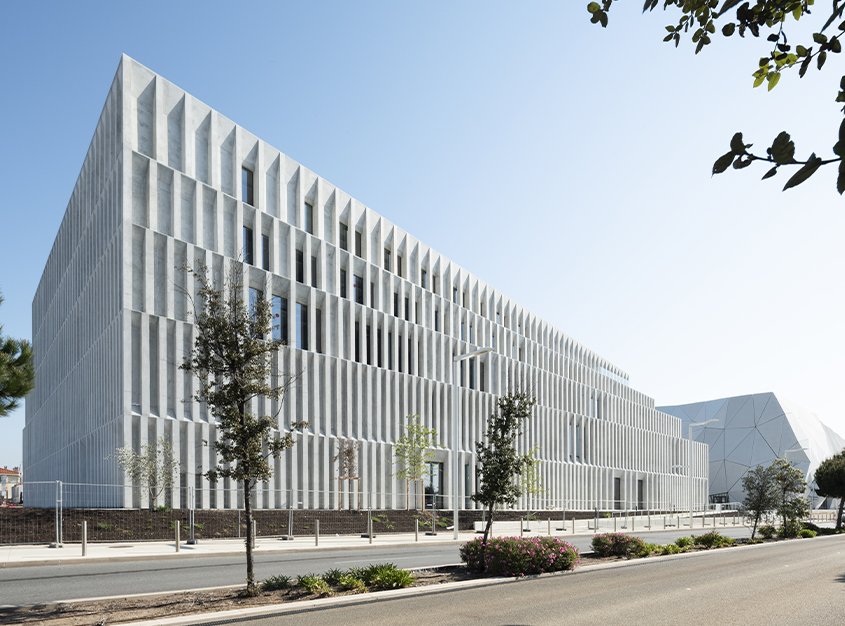 Façade sud – entrée ouest de la ville de Cannes depuis l’aéroport de Cannes-Mandelieu.