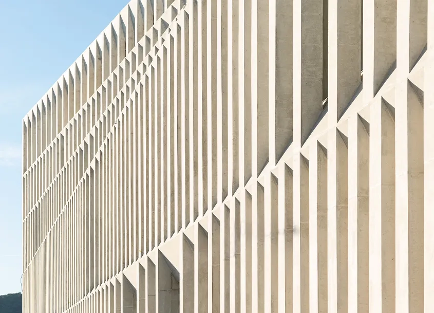 Détail de la façade sud en béton architectonique avec parement laissé brut de décoffrage.