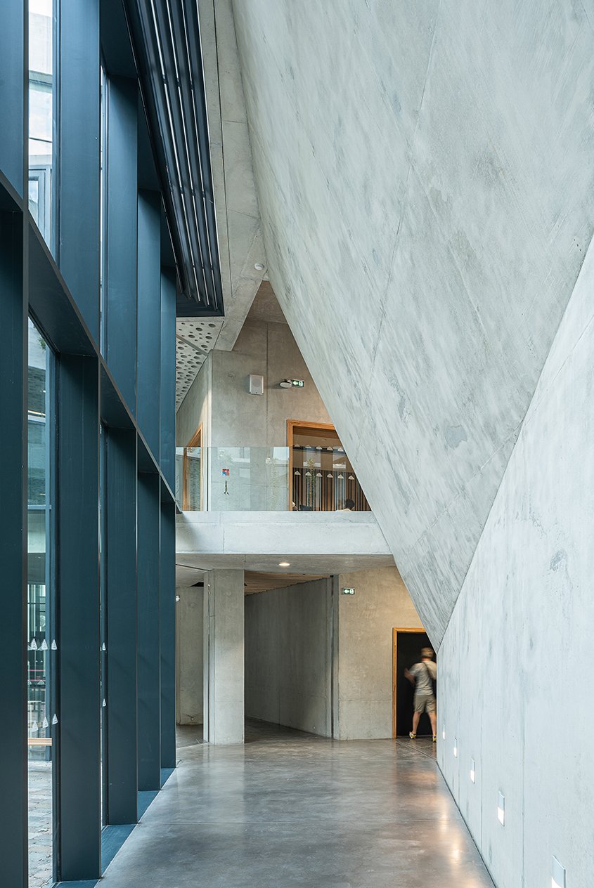 Voile incliné du rez-de-chaussée aux mezzanines.