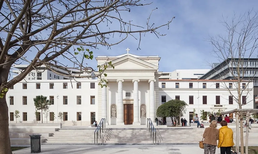 Au sud, la façade néoclassique est reconstituée avec la construction d’une aile neuve (à gauche). Elle reprend le gabarit et l’ordonnancement des baies d’origine et s’inscrit en symétrie avec l’existant.