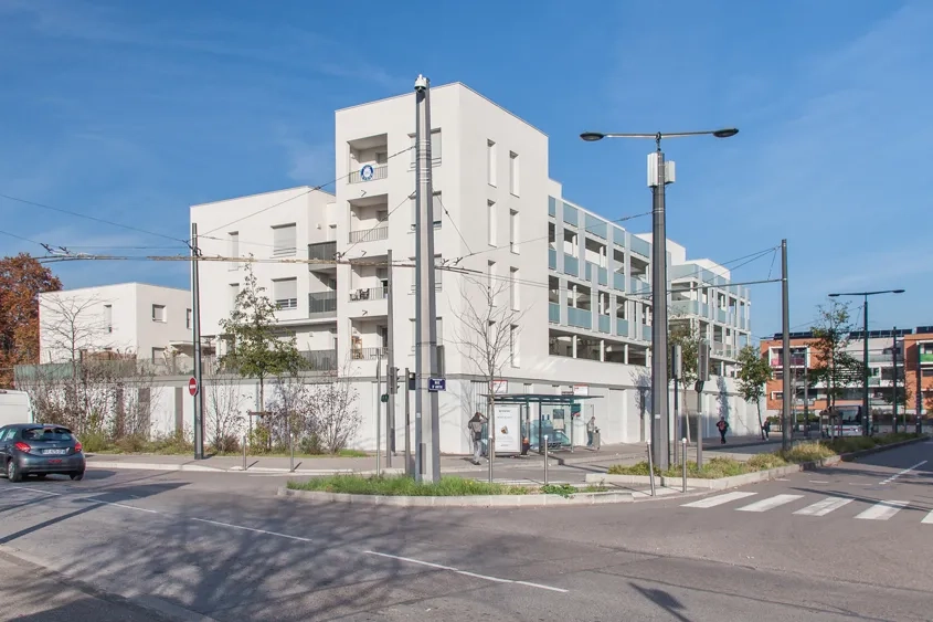 L’immeuble collectif et les maisons en bande s’organisent sur un socle actif, qui abrite des stationnements fermés et des locaux commerciaux. © Rue Royale