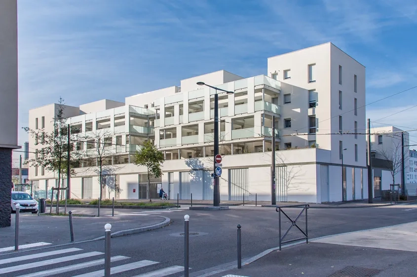 À l’est, sur la rue d’Artik, le bâtiment collectif forme un front urbain et répond au gabarit de l’immeuble qui lui fait face. © Rue Royale