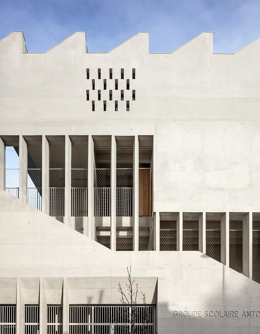 Le grand escalier vu depuis la rue Urbain V.