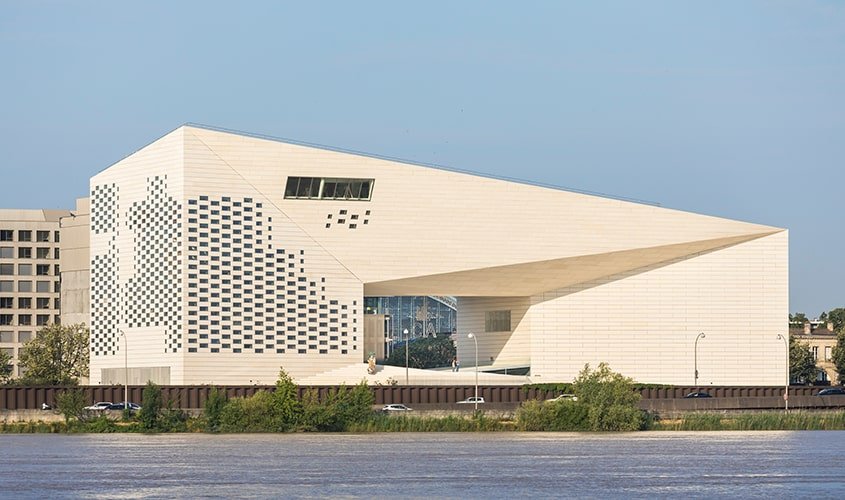 Depuis le fleuve, l’ouverture du volume tempère la massivité du bâtiment.