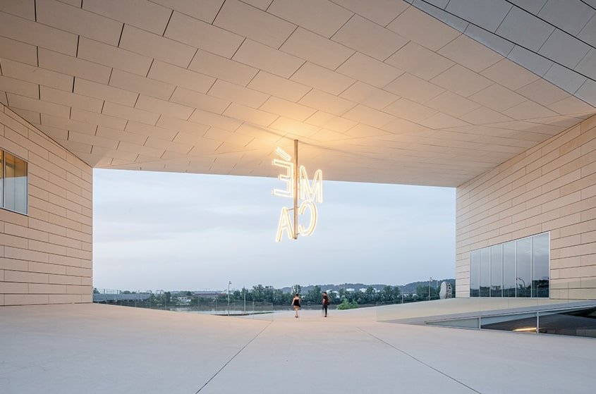 La chambre haute offre un espace intermédiaire suspendu entre fleuve et ville, en lien sonore et visuel avec l’intérieur du bâtiment.