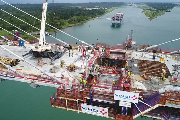 Le bétonnage de la zone de clavage permet de solidariser les deux fléaux du pont à haubans.