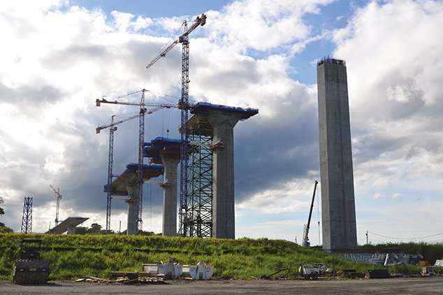 Les voussoirs du tablier des viaducs d’accès côté canal ont été construits en béton coulé en place par encorbellements successifs.