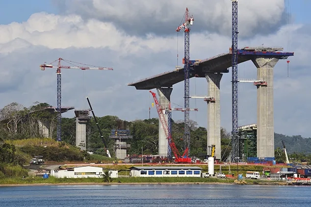 Pour éviter de multiplier les transports par barges à travers le canal, la quasi-totalité des éléments structurels sont coulés en place.