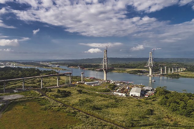 Les voussoirs du pont à haubans sont construits de manière symétrique par rapport à chacun des pylônes, afin d’éviter le déséquilibre des charges.