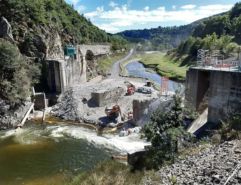 Vue de l'arasement des deux piles et du seuil lors de la déconstruction