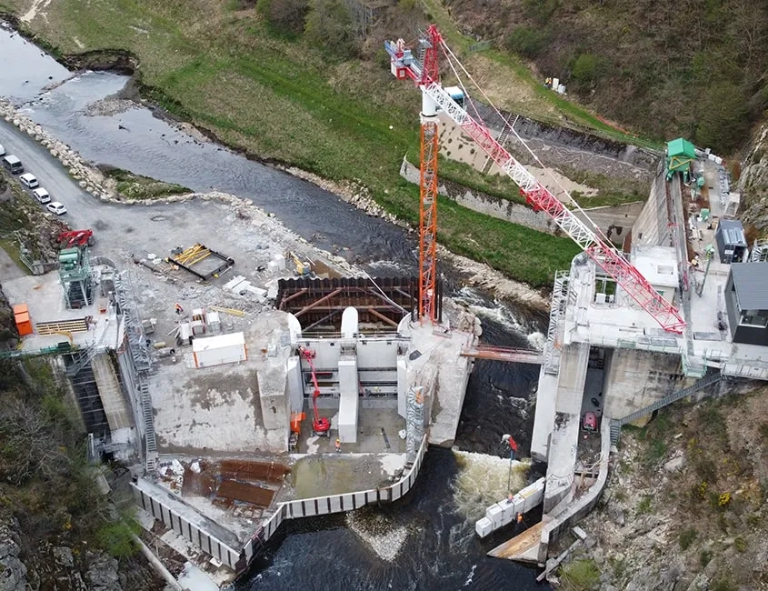 Vue, à droite, du nouvel exutoire de dévalaison situé en aval du barrage