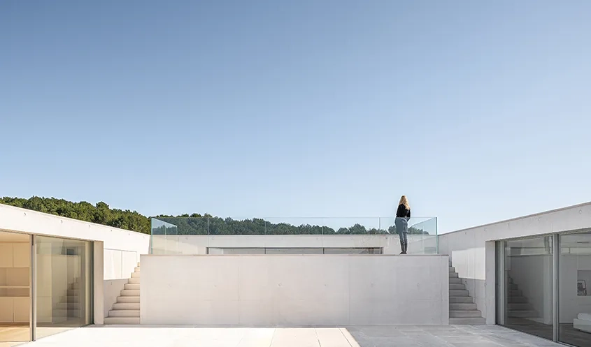 Villa PL – Au premier étage, les chambres d’amis s’organisent autour d’un patio central.