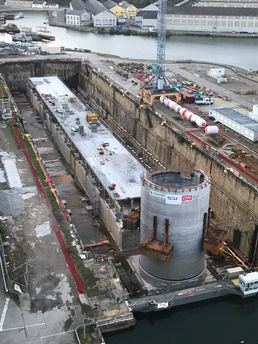 Le ponton (160 m de long, 17 m de large et 9 m de hauteur) et le musoir (23 m de haut et 14 m de diamètre) ont été construits au sec dans le bassin n° 4 de la base navale de Brest, mis à disposition par le maître d’ouvrage. Les dimensions de cette forme de radoub étaient suffisantes pour pouvoir ériger simultanément les deux ouvrages. 