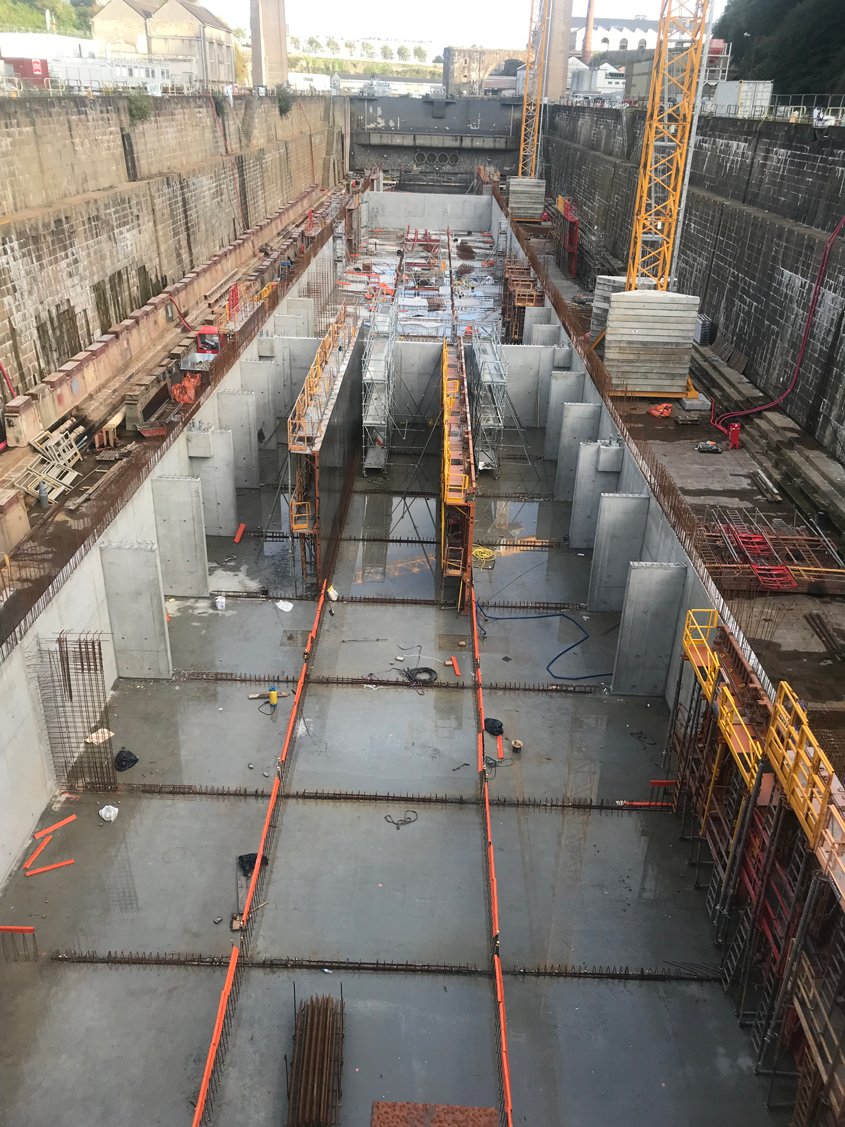 Vue du niveau inférieur du ponton en construction. Les voiles périphériques et le cloisonnement intérieur permettent de créer 12 alvéoles indépendantes garantissant le maintien en flottaison de l’ouvrage en cas d’avarie. 