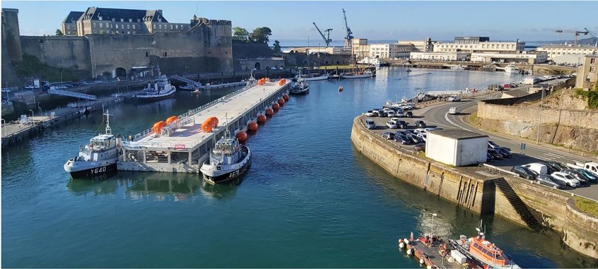 Le convoi exceptionnel constitué du ponton et de quatre remorqueurs de la base navale de Brest a dû cheminer délicatement à travers les sinuosités de la rivière Penfeld pour arriver à sa destination.