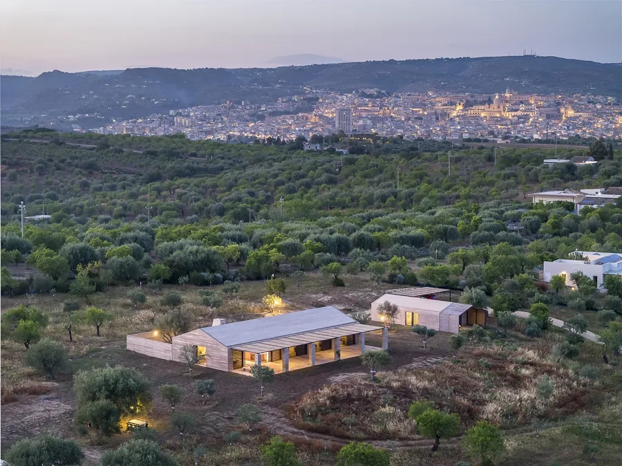 Son architecture s’inspire des fermes locales.