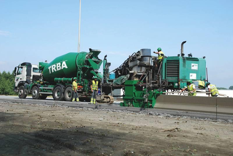 Sur le nouveau tronçon, 18 500 m de dispositifs de retenue en béton ont été coulés en place.