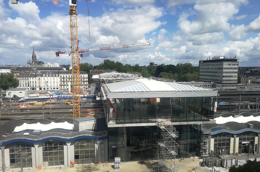 La gare-pont s'apparente à une grande rue qui franchit les voies ferrées pour relier le quartier historique au nouveau quartier d'affaires.