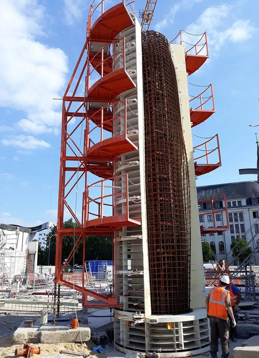 Les piles en béton blanc autoplaçant coulé en place portent la mezzanine.