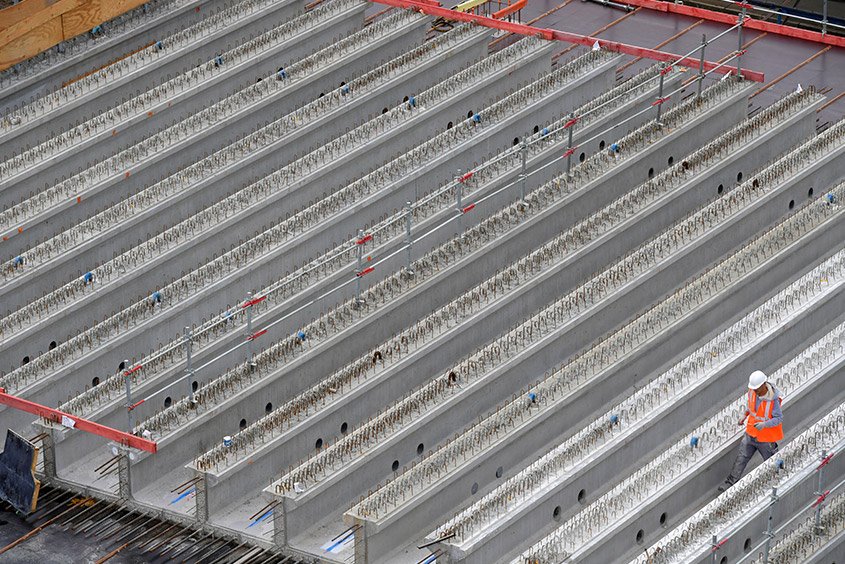 Le tablier est constitué de poutres préfabriquées en béton en forme de T inversé.