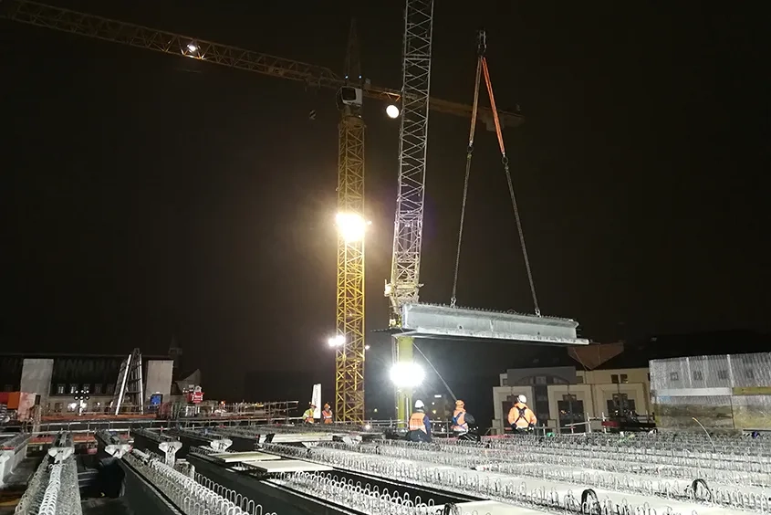 Le tablier est constitué de poutres préfabriquées en béton en forme de T inversé.