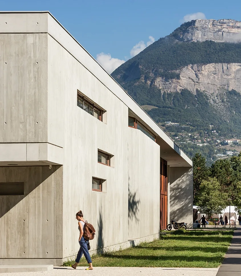 La rugosité du béton brut fait particulièrement écho à la roche des montagnes voisines.