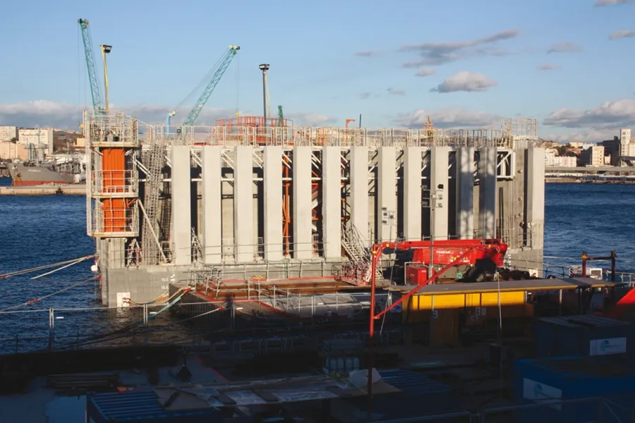 Afin d’éclaircir la teinte des poteaux Jarlan en béton qui resteront visibles en phase définitive, leur formulation intègre du dioxyde de titane.