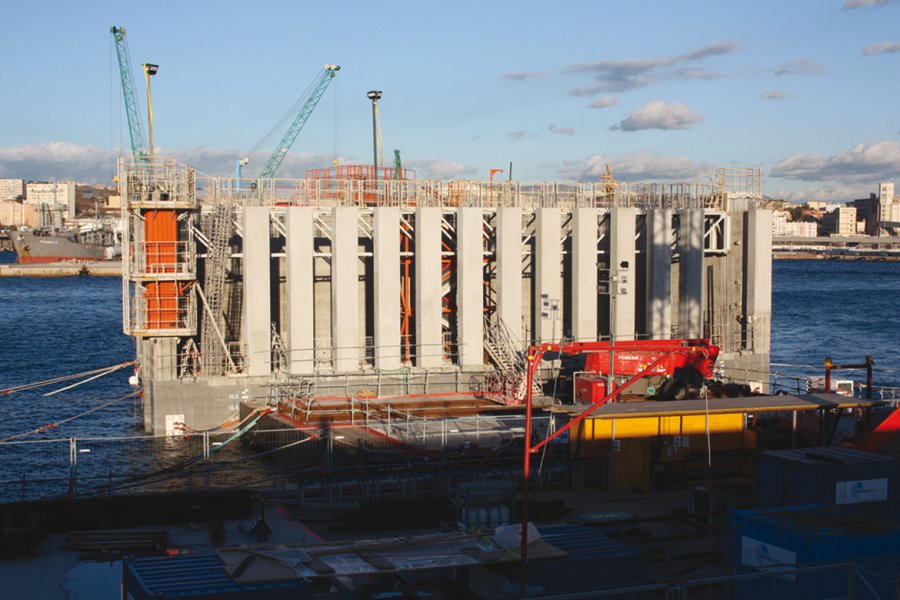 Afin d’éclaircir la teinte des poteaux Jarlan en béton qui resteront visibles en phase définitive, leur formulation intègre du dioxyde de titane.