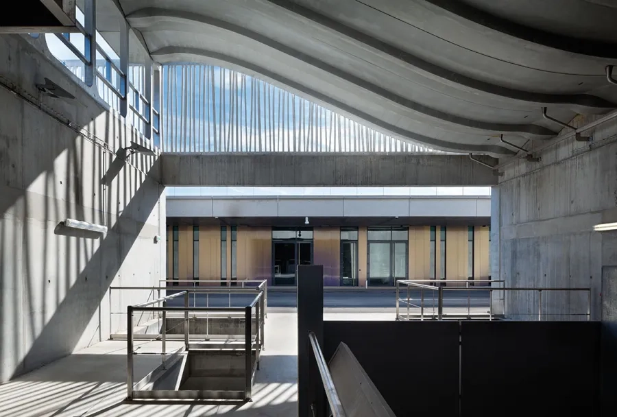 L’unité de post- dénitrification des eaux est desservie par une grande faille organisée entre les bassins de traitement et les locaux techniques intégrés sous une terrasse- jardin. une création originale de coques structurelles précontraintes et de  nes résilles à base de BFUP se développe en couverture et en façade des bassins de traitement.