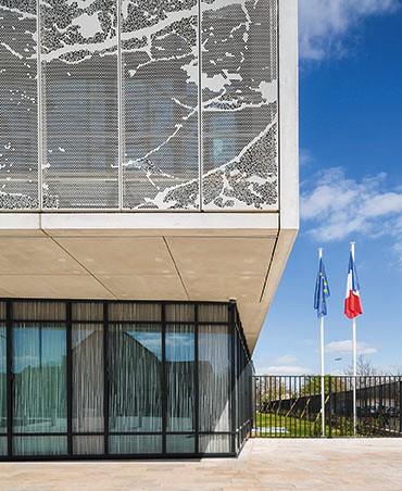 un porte-à- faux marque l’entrée du bâtiment.