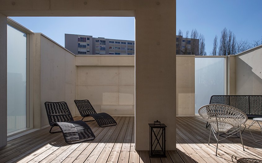 Réfléchis de l’intérieur, les appartements possèdent au moins deux orientations, des espaces extérieurs généreux et une double hauteur lorsqu’ils sont en duplex.