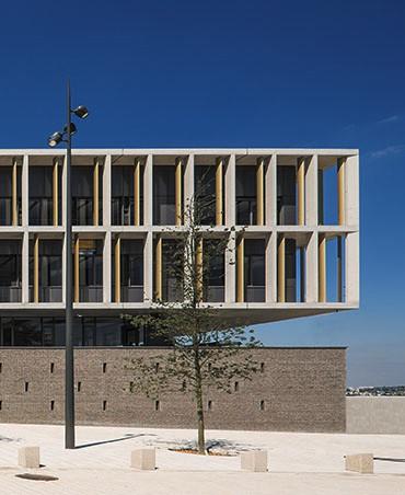 Les brise- soleil en béton assurent une protection efficace et dégagent une galerie à la manière d’un périptère.