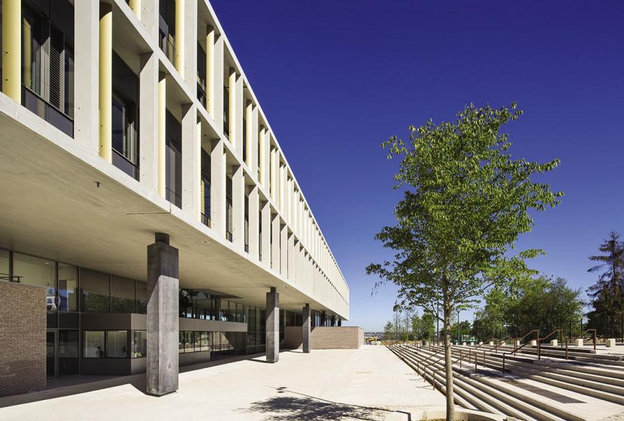 en contrebas de la promenade marco Polo qui le longe, le parvis o re un premier espace d’accueil privilégié.