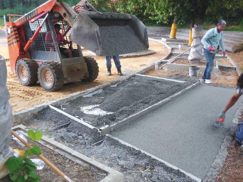 Le béton a été acheminé à l'aide d'une chargeuse et mis en œuvre manuellement par l’équipe de Val-de-Loire Environnement.