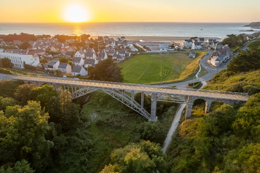 D’une longueur totale de 109,25 m, le viaduc de Caroual, situé à Erquy (22), comprend un arc central de 45 m de portée en béton armé. Il a été restauré en 2021. (© Pierrick Menard)