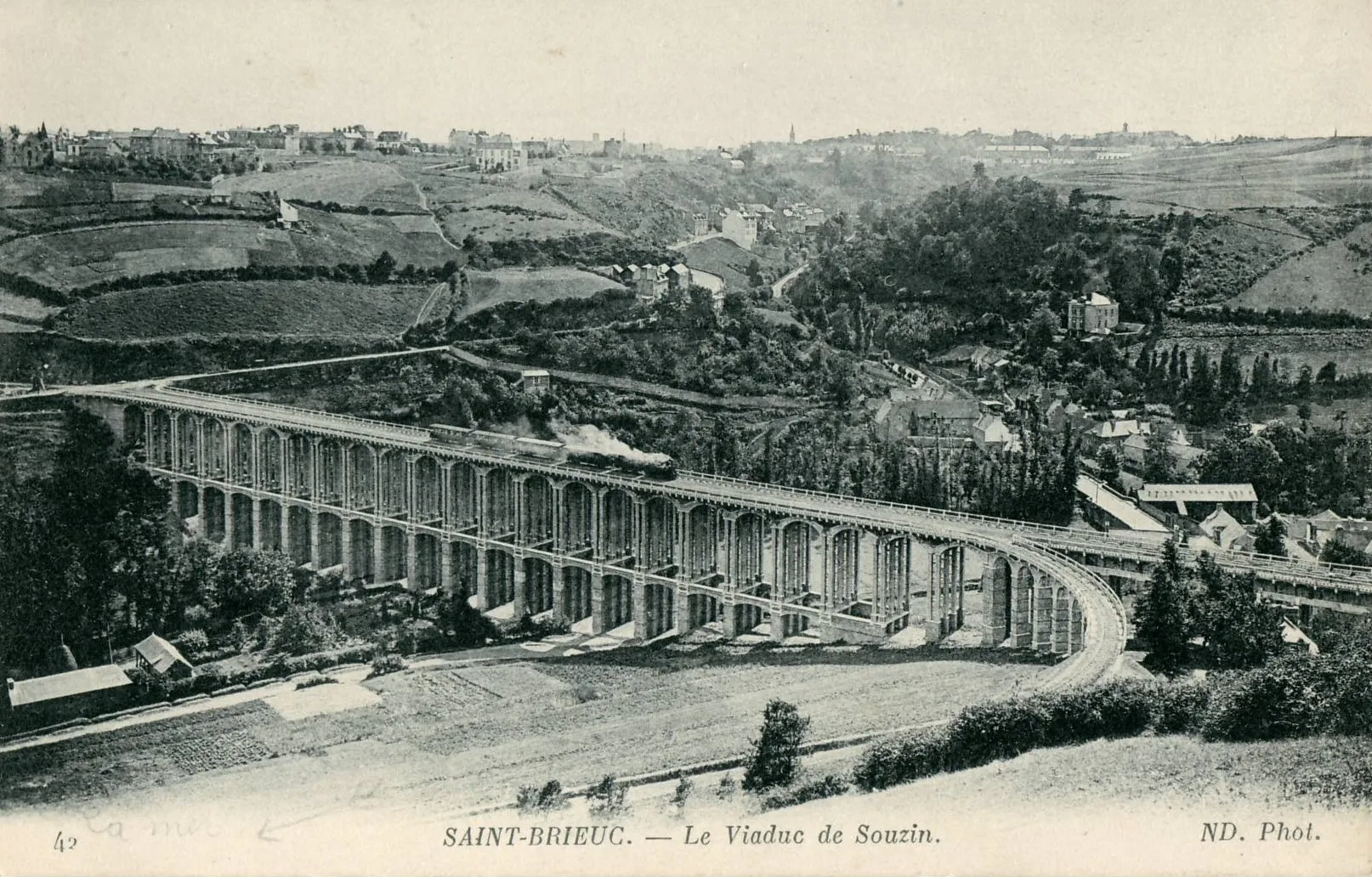 Construit à Saint-Brieuc en 1904, le viaduc de Souzain était un ouvrage complexe en trois parties : un ouvrage d’accès, un ouvrage principal et une dérivation. D’une longueur totale de 274 m pour une hauteur de 35 m et une largeur de 11,40 m, il a été détruit le 27 juin 1995. (© DR)