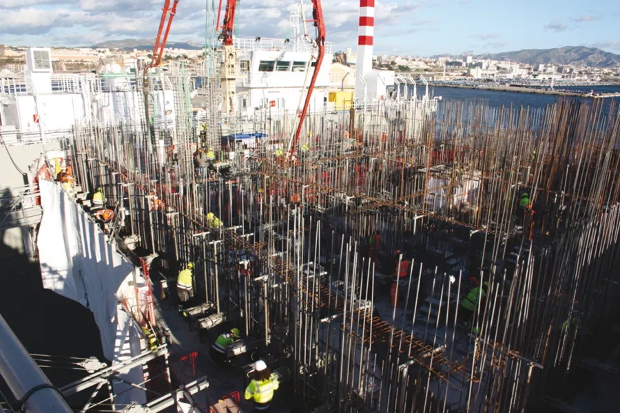 Le coulage de chaque caisson dans un coffrage glissant intégral est réalisé en continu  24 h/24 et 7 j/7.  L’élévation moyenne est fixée à 12 cm/h.