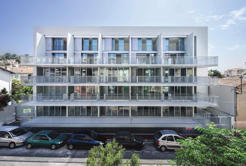 Logements, Cannes La Bocca. Les architectes de ce petit collectif ont intégré les contraintes résultantes de sa situation en zone sismique 3 avec brio.