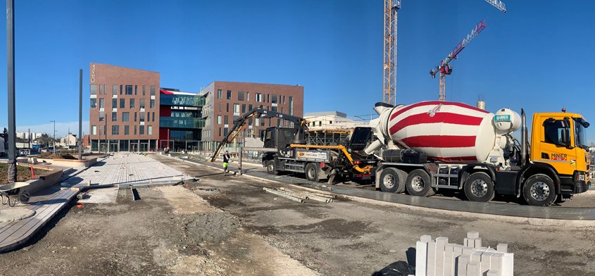 Transport par camion-toupie et livraison du béton à la pompe.