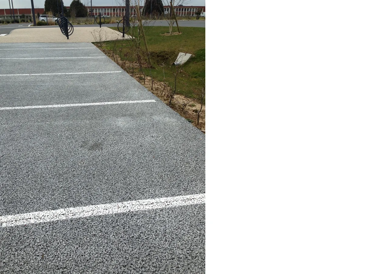 Parking en béton drainant. ©Maloudebo