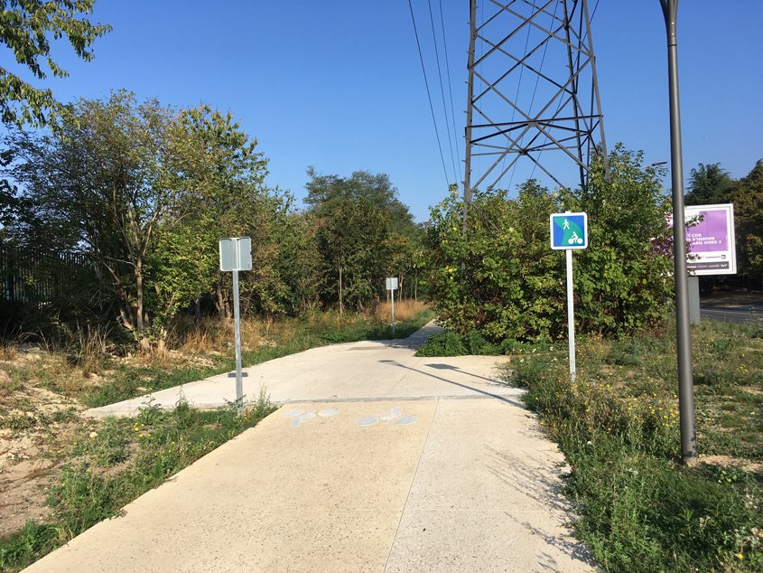 La piste cyclable réalisée début 2020 par Eurotech Floor à Aulnay-sous-Bois.